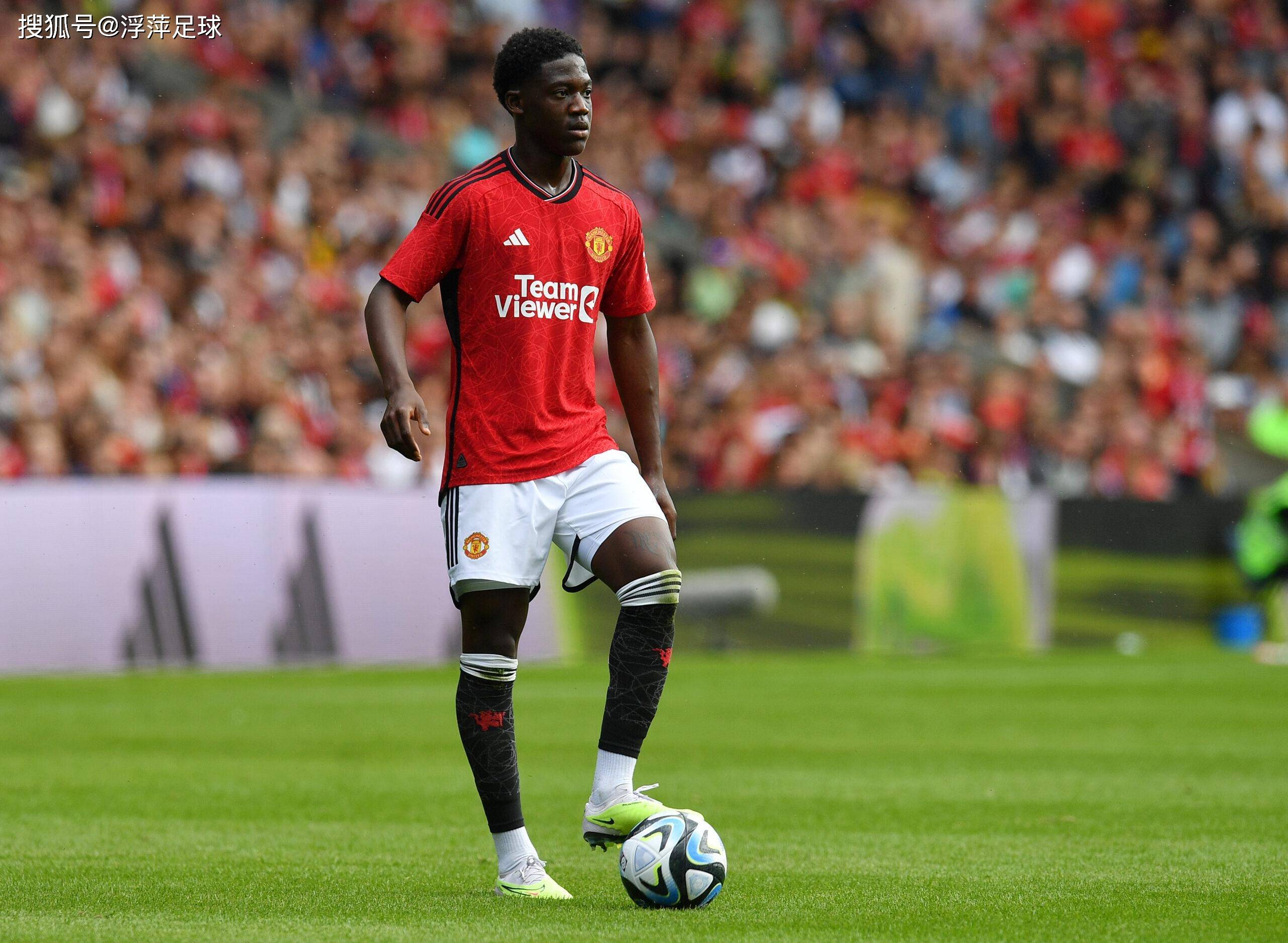 足球界风云人物闪耀登场,备战未来比赛志在必得(战鹰216赢得小女孩是谁) 足球界风云人物闪耀登场,备战未来比赛志在必得(战鹰216赢得小女孩是谁)