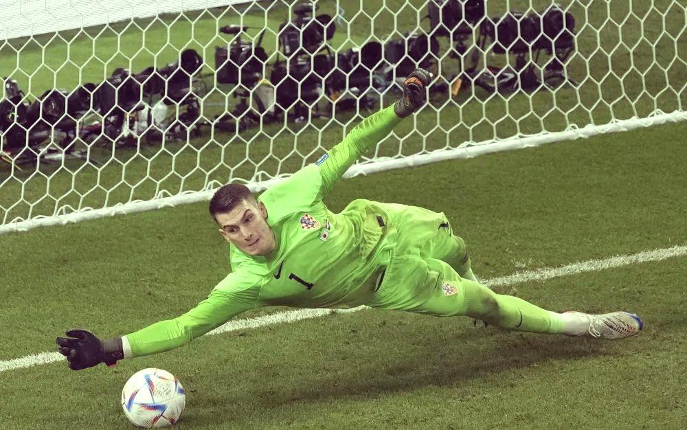 包含克罗地亚队在比赛中展现出强大实力，晋级八强的词条