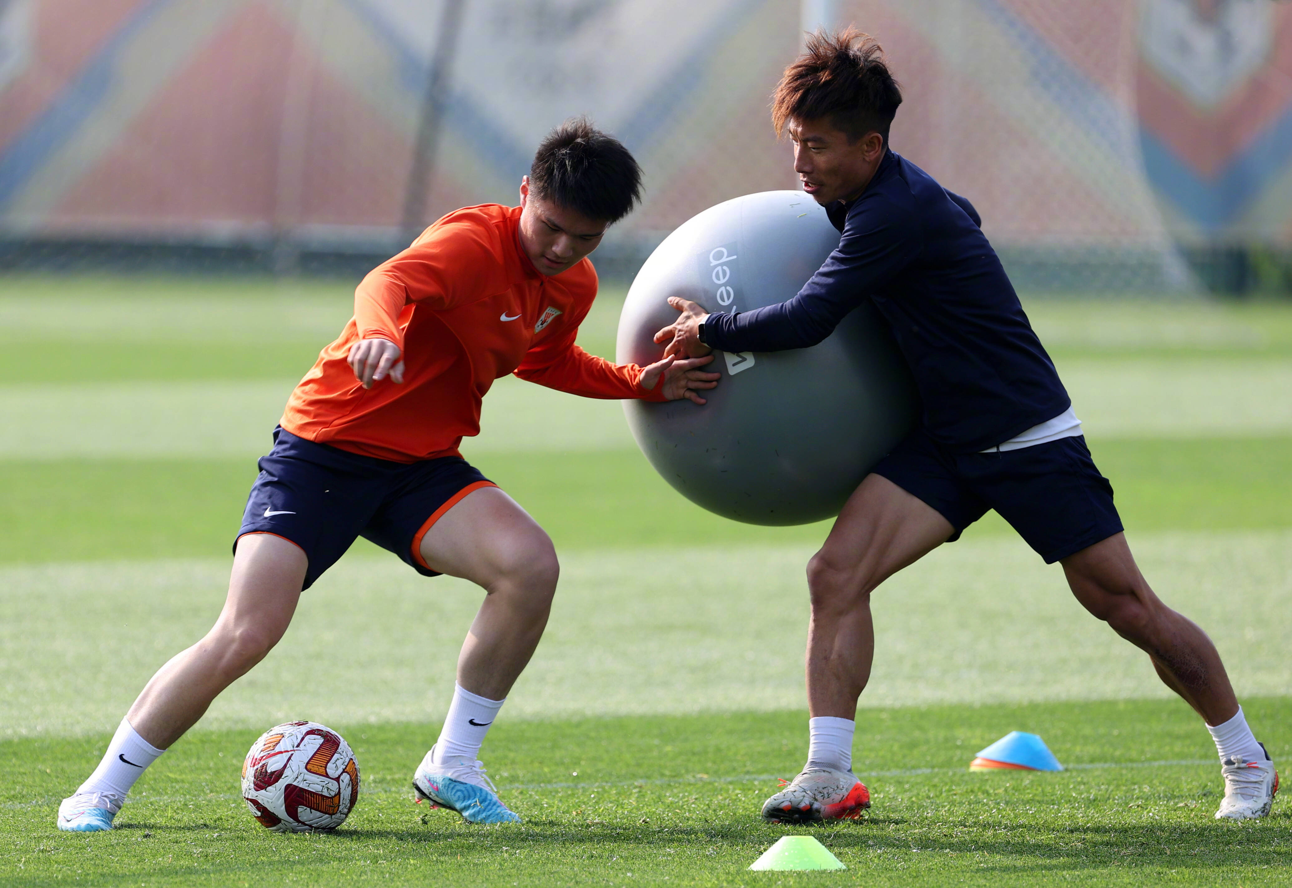 场上精妙配合,双方球员紧张对抗(场上精妙配合,双方球员紧张对抗怎么办) 场上精妙配合,双方球员紧张对抗(场上精妙配合,双方球员紧张对抗怎么办)