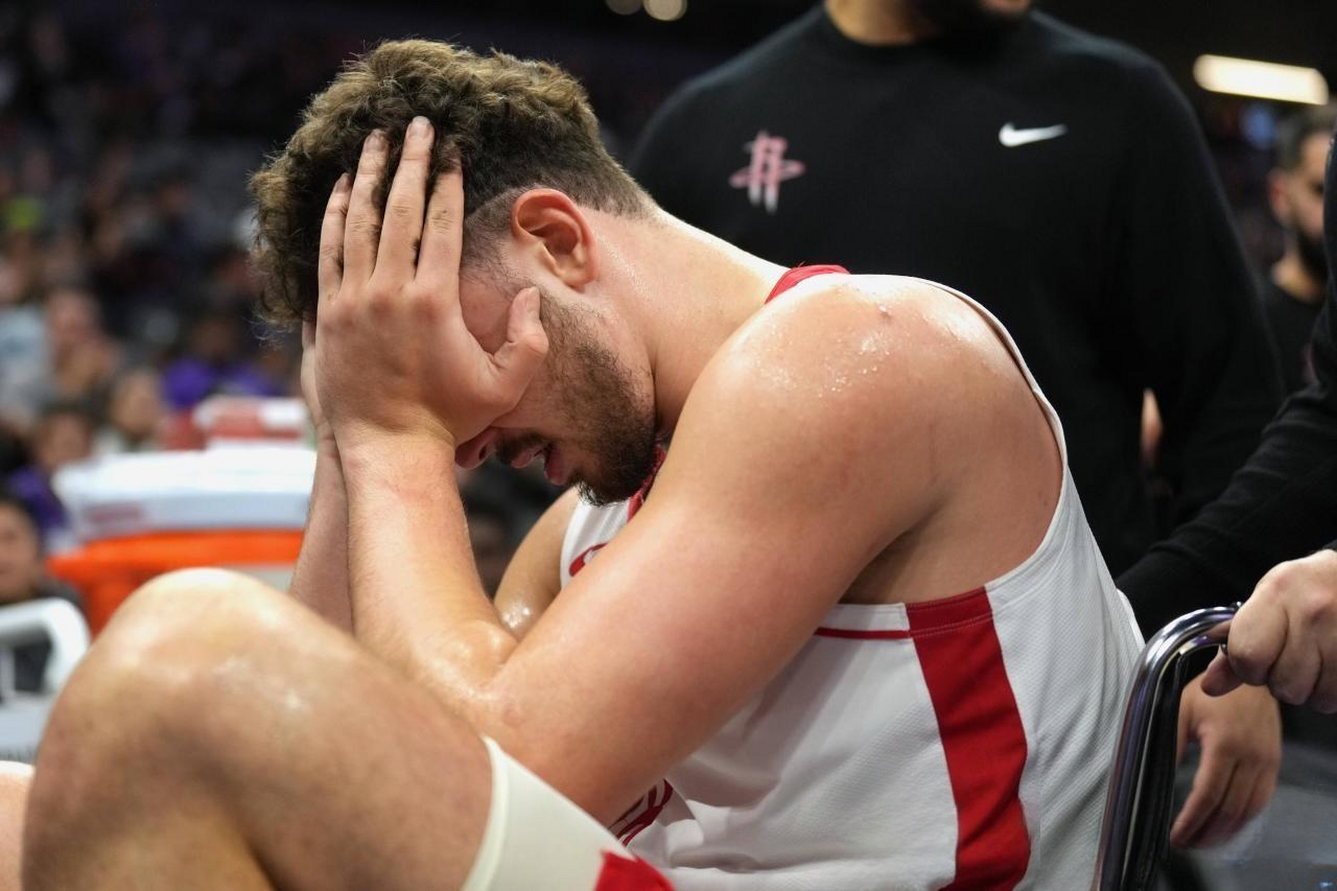 包含尤文图斯主力后卫赛前受伤，引发忧虑的词条