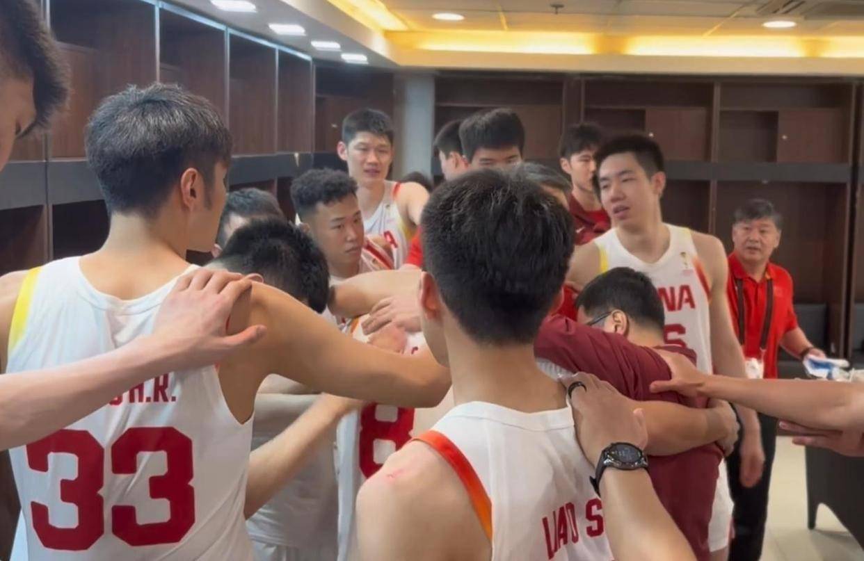 中国青年篮球比赛落幕，冠军队员激动庆祝